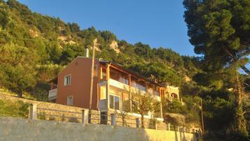 House, 2 Bedrooms, Smoking, Balcony | Property entrance