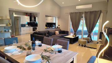 House, 2 Bedrooms, Smoking, Balcony | Dining room