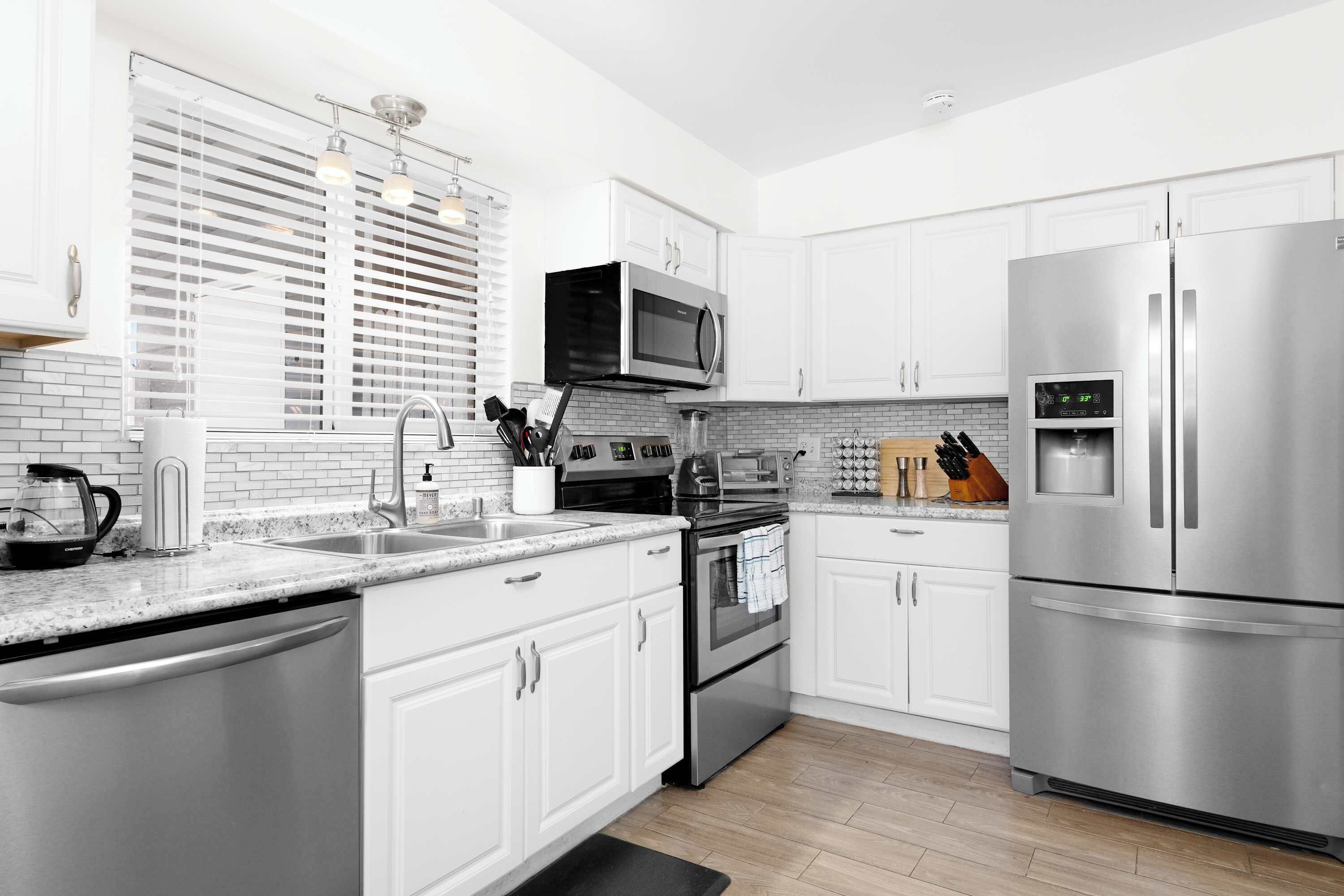 Kjøleskap, mikrobølgeovn, ovn og kokeplater