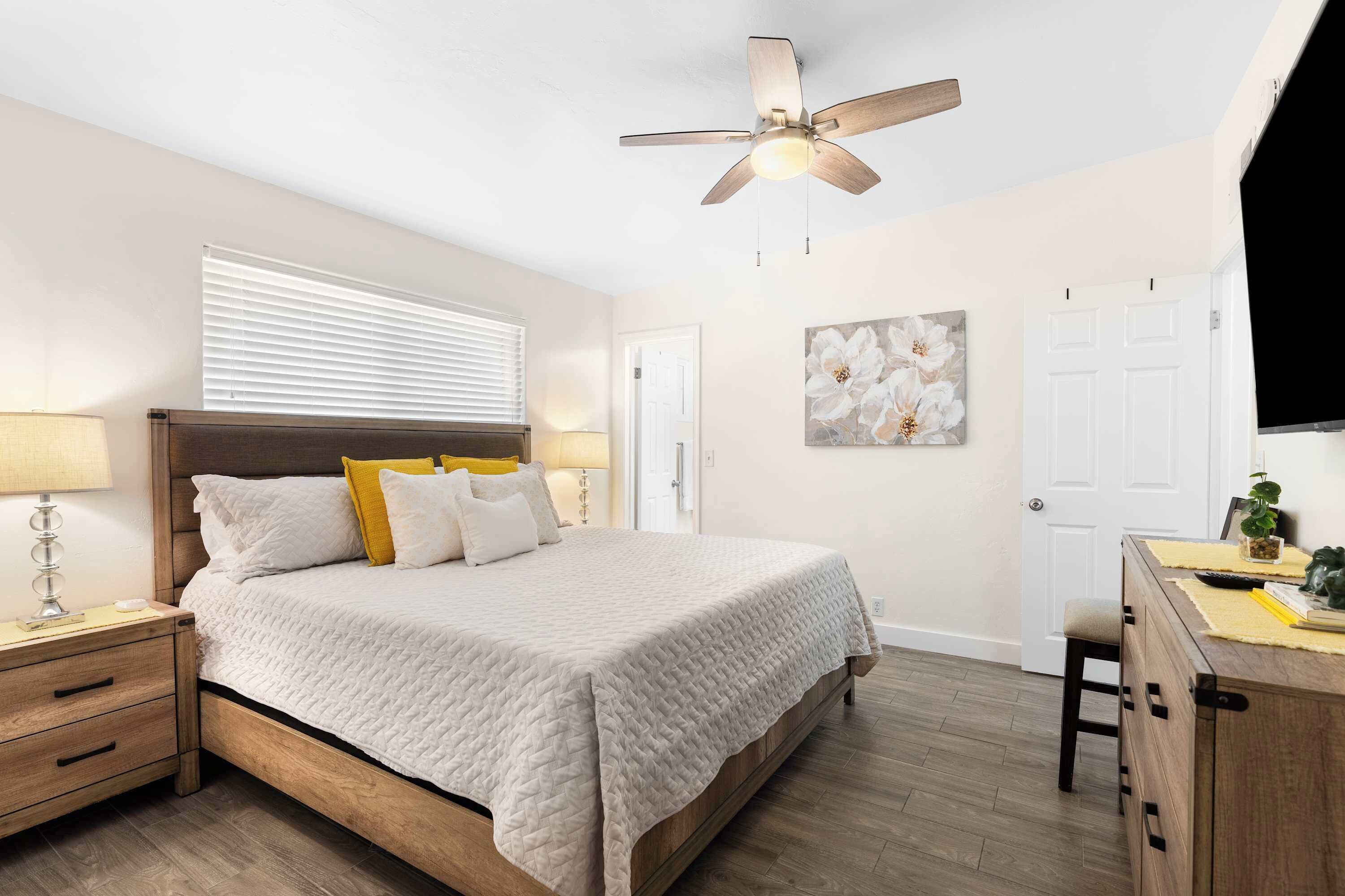 2 habitaciones, escritorio y tabla de planchar con plancha 