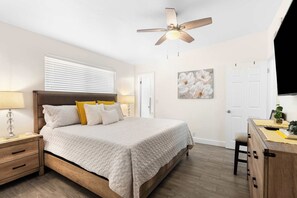 2 makuuhuonetta, työpöytä, silitysrauta/-lauta, vauvan matkasänky