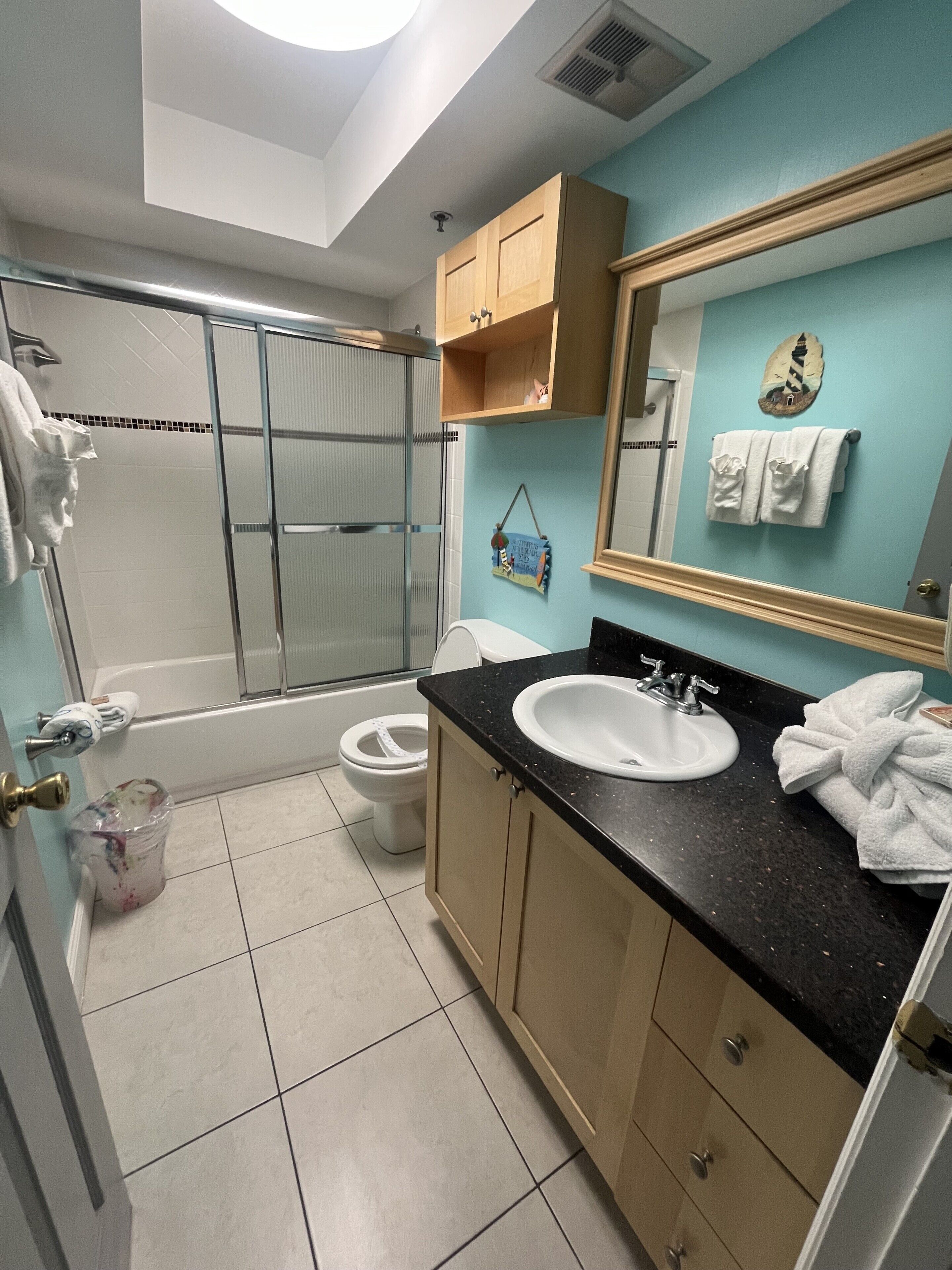 Un baño con bañera, inodoro, lavabo y cabina de ducha.