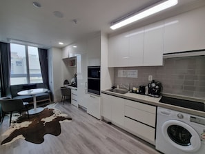 Family Room | Desk, soundproofing, free WiFi, bed sheets
