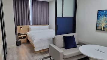 Escritorio, sistema de insonorización, wifi gratis y ropa de cama