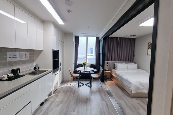 Kamar Premium | Meja kerja, kedap suara, Wi-Fi gratis, dan seprai linen