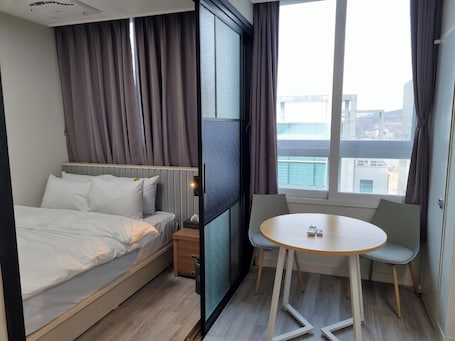 Escritorio, sistema de insonorización, wifi gratis y ropa de cama