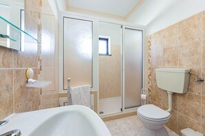 Apartamento | Banheiro | Chuveiro, secador de cabelo, toalhas de banho