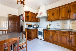 Appartement | Cuisine privée | Réfrigérateur, micro-ondes, four, plaque de cuisson