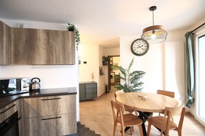 Kylskåp, mikrovågsugn, ugn och spishäll