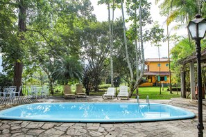 Kolam renang outdoor, dengan kursi berjemur