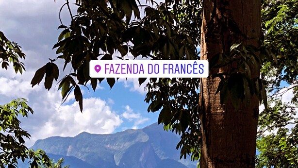 Una persona meditando junto a una piscina con montañas al fondo, con la etiqueta "FAZENDA DO FRANCÊS" y "MEDITACIÓN".