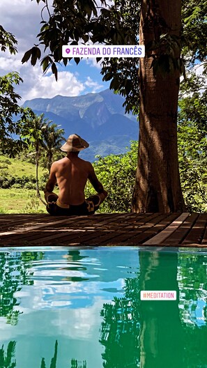 Alberca al aire libre y camastros