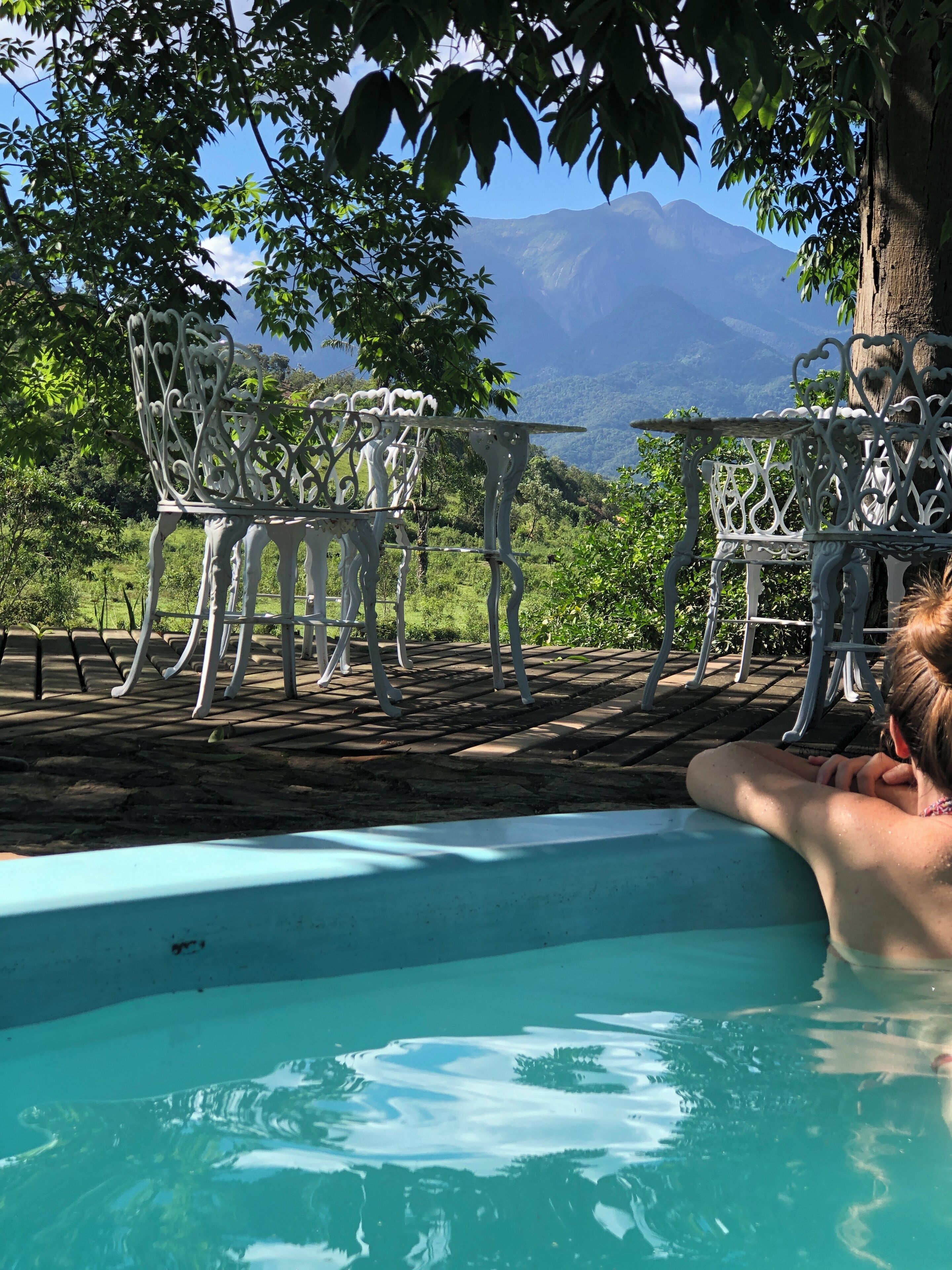 Piscina externa, espreguiçadeiras