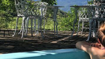 Piscina externa, espreguiçadeiras