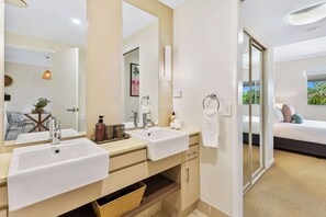 Regadera, secadora de cabello, toallas 