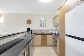 Køleskab, mikrobølgeovn, ovn, kogeplade