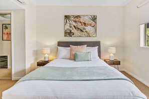 1 habitación, escritorio, tabla de planchar con plancha y cuna de viaje 