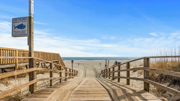 Beach nearby - 7th SunDaze w/Private Pool By Beach Star (Surfside Beach)