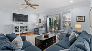 TV - 7th SunDaze w/Private Pool By Beach Star (Surfside Beach)