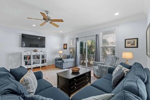 TV - 7th SunDaze w/Private Pool By Beach Star (Surfside Beach)