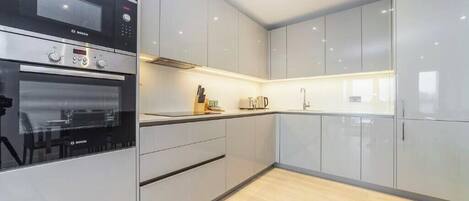 Kühlschrank, Mikrowelle, Ofen, Herdplatte