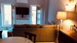 A living room with a sofa, TV, and a lamp. - Zelda's House - 500 meters from the center (Cremona)
