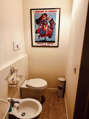 Douche, sèche-cheveux, bidet, serviettes fournies