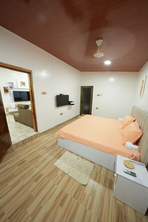 2 bedrooms, iron/ironing board, free WiFi, bed sheets - Prime location, ultra-central/ OSU near Oxford St/ 2BR with AC, WiFi and Netflix (Accra)