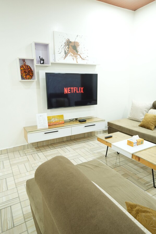 Smart TV - Prime location, ultra-central/ OSU near Oxford St/ 2BR with AC, WiFi and Netflix (Accra)