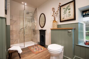 Shower, hair dryer, towels, toilet paper - Wrays Cottage - sleeping 8 guests in 4 bedrooms (Nunnington)