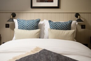 4 bedrooms, desk, iron/ironing board, travel crib - Wrays Cottage - sleeping 8 guests in 4 bedrooms (Nunnington)