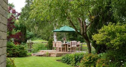 Wrays Cottage - sleeping 8 guests in 4 bedrooms