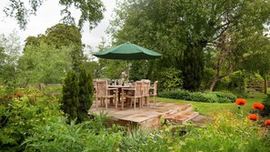 Outdoor dining - Wrays Cottage - sleeping 8 guests in 4 bedrooms (Nunnington)