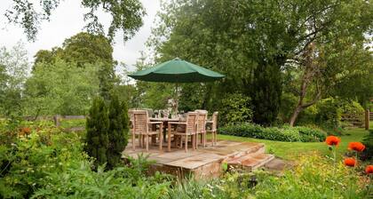 Wrays Cottage - sleeping 8 guests in 4 bedrooms