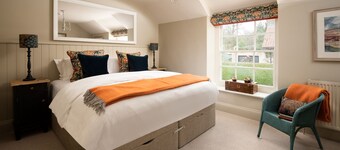 Wrays Cottage - sleeping 8 guests in 4 bedrooms