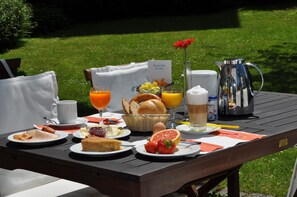 Petit déjeuner buffet (17 EUR par personne)
