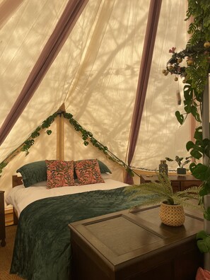 1 bedroom, bed sheets