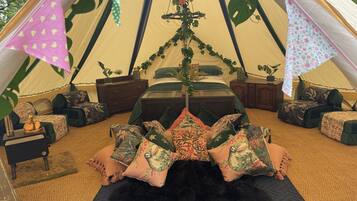 1 bedroom, bed sheets