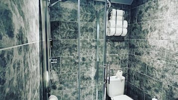 Habitación doble superior, balcón | Baño | Regadera, secadora de cabello, toallas