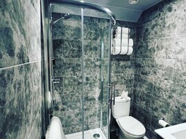 Ducha, secador de pelo, toallas