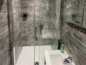 Comfort Double Room | Bathroom | Shower, hair dryer, towels - The Plough Itchen Abbas (Winchester)