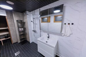 Een douche, een haardroger, handdoeken, zeep