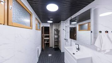 Douche, sèche-cheveux, serviettes fournies, savon
