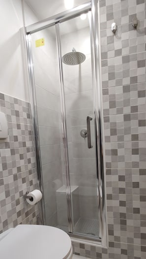 Douche, sĂšche-cheveux, bidet, serviettes fournies