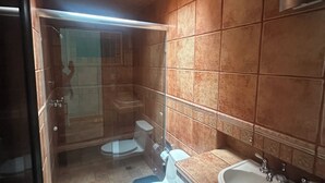 Habitación doble económica, 1 cama Queen size | Baño