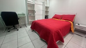 Habitación doble económica, 1 cama Queen size | Escritorio, espacio para trabajar con laptop y cortinas blackout 