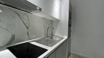 Forno, piano cottura, bollitore elettrico, pentole/stoviglie/utensili