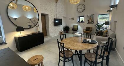 Stylish barn conversion, sleeps 5, with hot tub