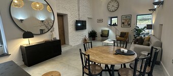 Stylish barn conversion, sleeps 5, with hot tub