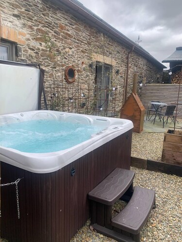 Stylish barn conversion, sleeps 5, with hot tub